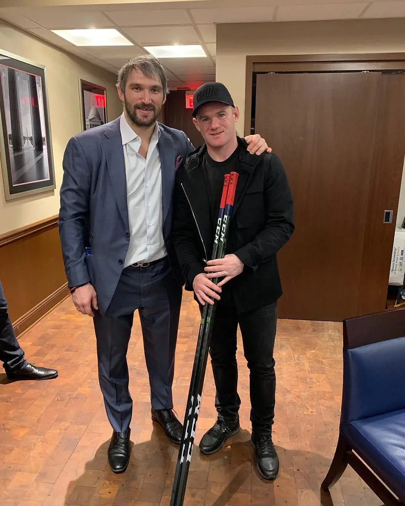 Ovi shared a picture with legendary former football player Wayne Rooney 