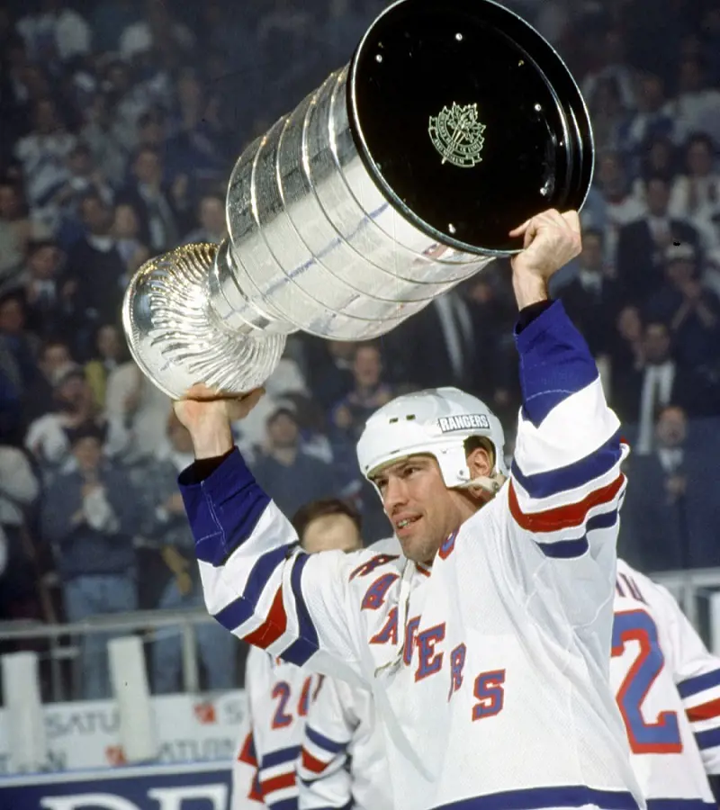 Mark Messier holding the Stanley Cup after beating he Vancouver Canucks 3-2 in Game 7