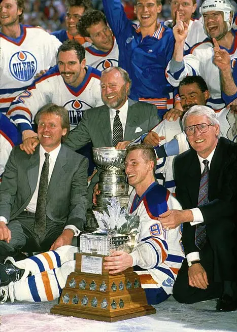 Edmonton defeat the Bruins 6-3 in 1988 Staney Cup Final winning their 4th Stanley and Conn Smythe Trophy for Gretzky
