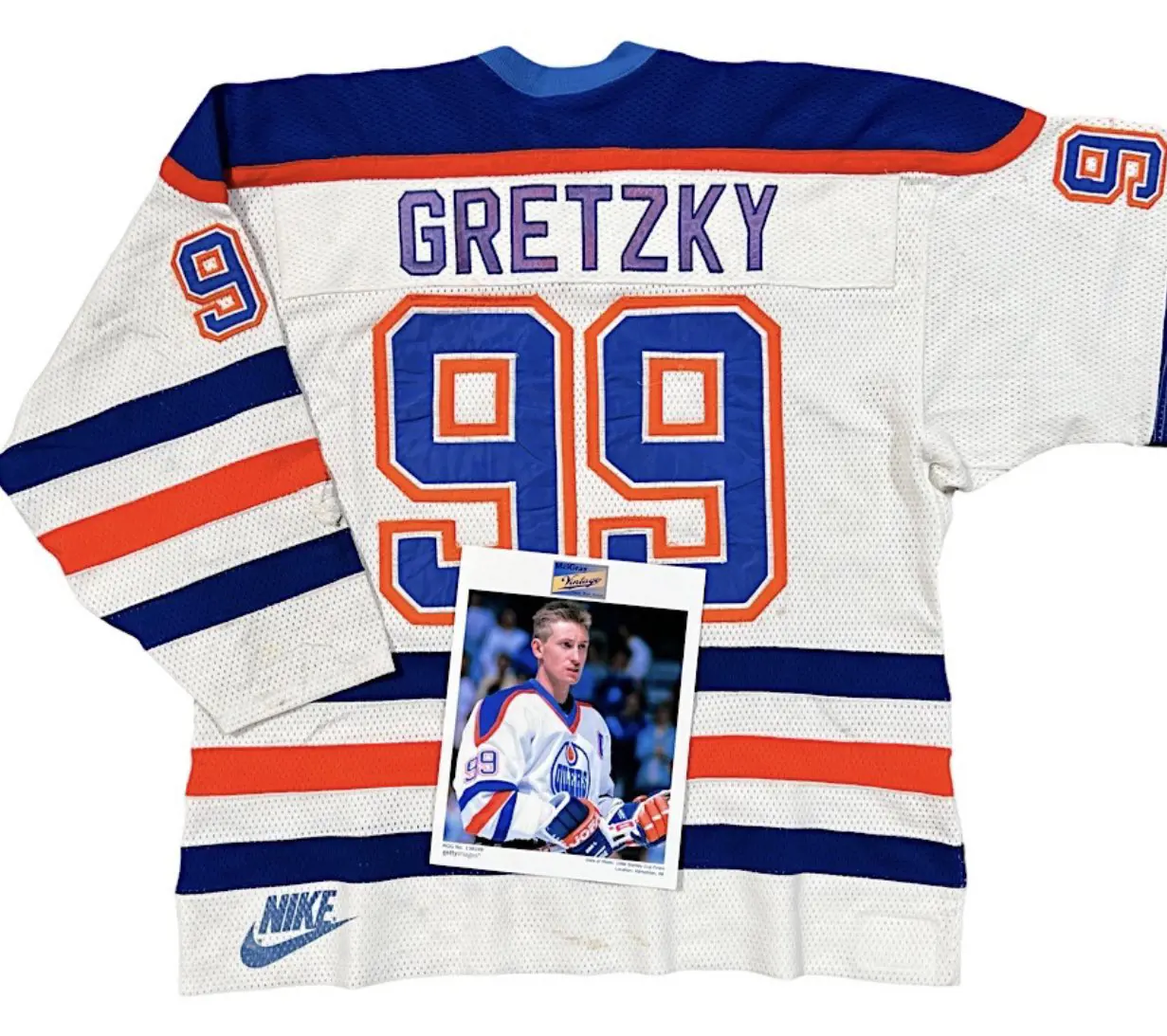 Iconic jersey of Gretzky from the 1988 Stanley Cup was sold for $1,452,000