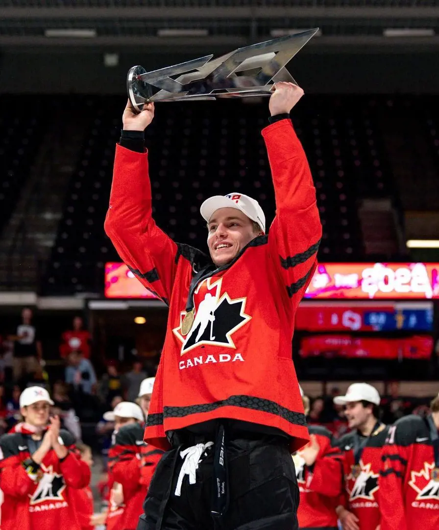 Canadian player lifting the trophy on August 6, 2022